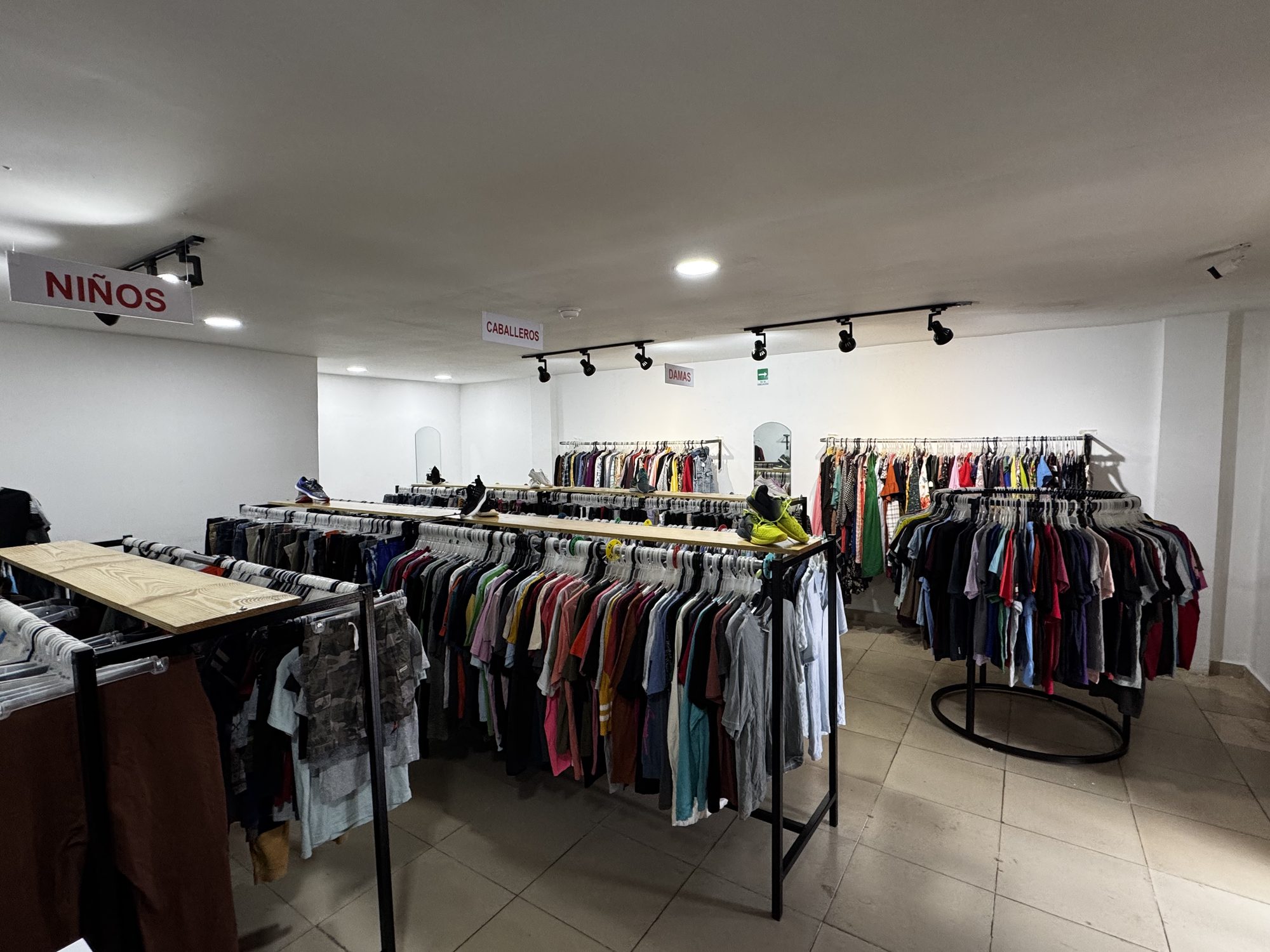 Interior de Ruta Norte con percheros de ropa americana de marca en Plaza Pedregal, Pedregal
